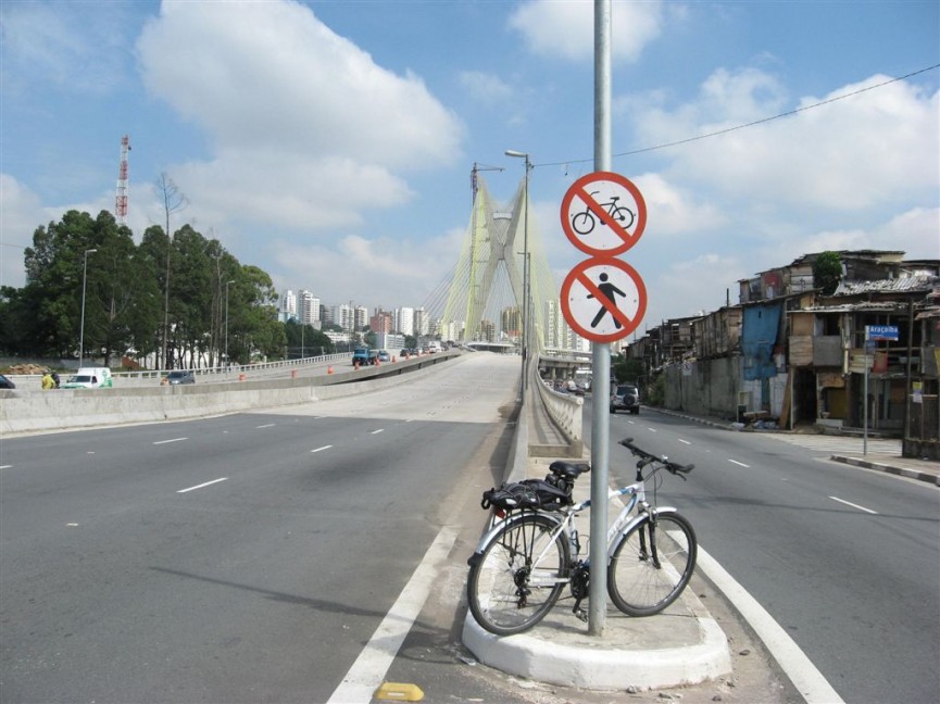 Acesso à ponte: circulação de pedestres e bicicletas é proibida. Foto: André Pasqualini / CicloBR