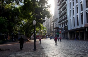 Rua da Praia, altura da Praça da Alfândega, trecho que a Prefeitura pretende abrir para passagem de veículos.