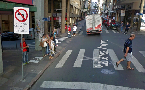 Placa na rua Gal. Vitorino sinaliza que rua Vigário José Ignácio só pode ser utilizada após às 19h nos dias de semana.